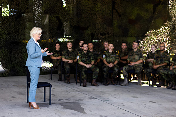 Bundesverteidigungsministerin besucht Bundeswehr-Standorte