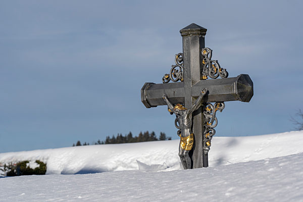 Grabkreuz im Friedhof der Pfarrkirche St. Ulrich im tiefen Winter - Neukirchen - Gmd.  Teisendorf