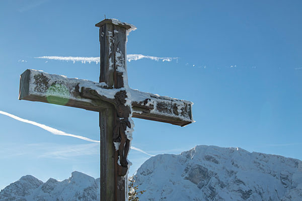 tiefverschneites Gipfelkreuz auf dem Roßfeld - Berchtesgaden