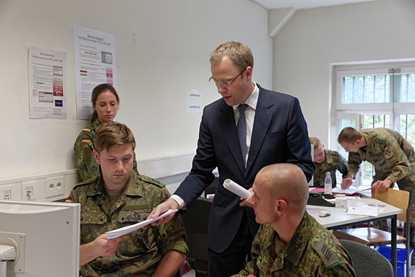Mario Czaja bei Soldaten, die Fluechtlinge registrieren