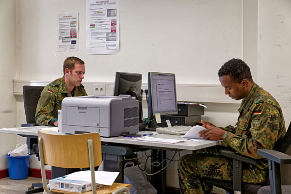 Bundeswehr hilft bei Registrierung von Fluechtlingen