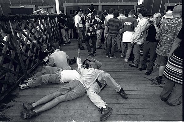 Betrunkene auf dem Oktoberfest, 1999 | Drunken men at the Oktoberfest, 1999