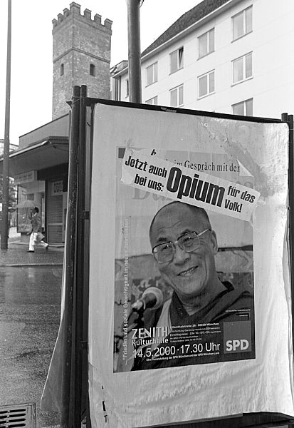 Werbeplakat für das Gespräch mit dem Dalai Lama in München