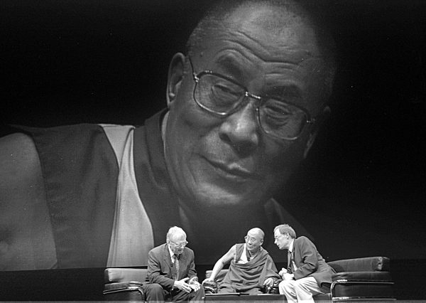 Otto Schily (li.) und der Dalai Lama in der Rudi-Sedlmayer-Halle in München, 2000