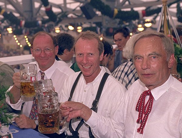Rot-Grün-Politiker bei Wiesn-Eröffnung, Oktoberfest 2000 | Red-and-green politician at the "Oktoberfest" opening, 2000