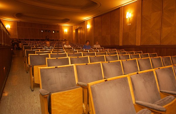 Fast leerer Kinosaal im Theatiner, 2003