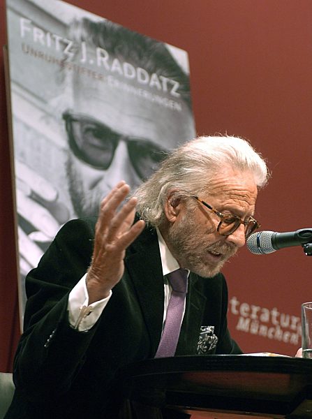 Fritz J. Raddatz bei einer Lesung im Literaturhaus, 2003