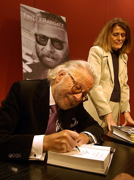 Fritz J. Raddatz bei einer Lesung im Literaturhaus, 2003
