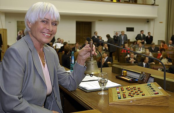 Alterspräsidentin Barbara Rütting bei der konstituierenden Sitzung des Bayerischen Landtags, 2003