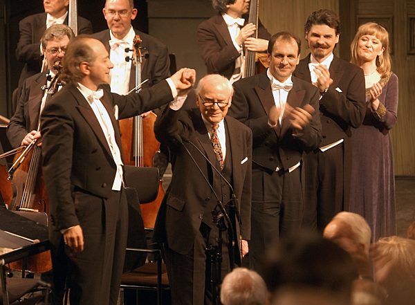 Dirigent David Stahl feiert Vicco von Bülow im Prinzregententhetater, 2003