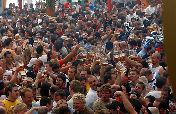Stimmung am Tag der Eröffnung des Oktoberfests, 2003