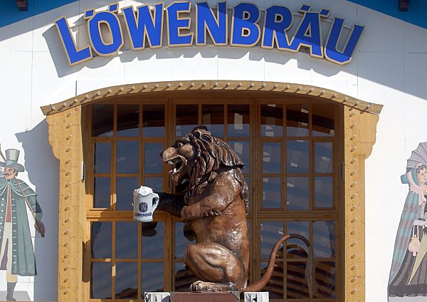 Löwenbräuzelt auf dem Oktoberfest, 2003 | Löwenbräu beer tent at the Oktoberfest, 2003