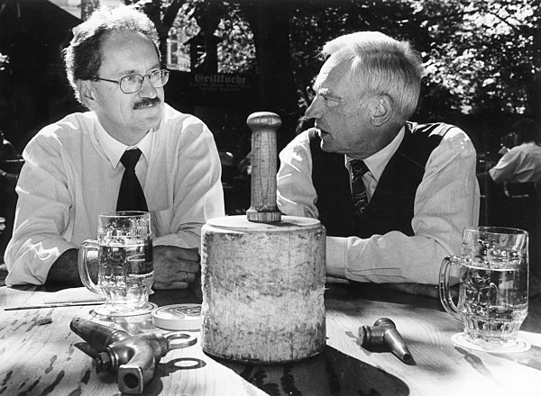 Münchens Oberbürgermeister Christian Ude und Georg Kronawitter im Biergarten, 1993 | Lord mayor of Munich Christian Ude and Georg Kronawitter in the beer garden, 1993