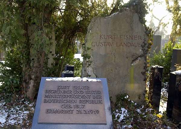 Grab Kurt Eisners und Gustav Landauers auf dem neuen jüdischen Friedhof in München, 2004