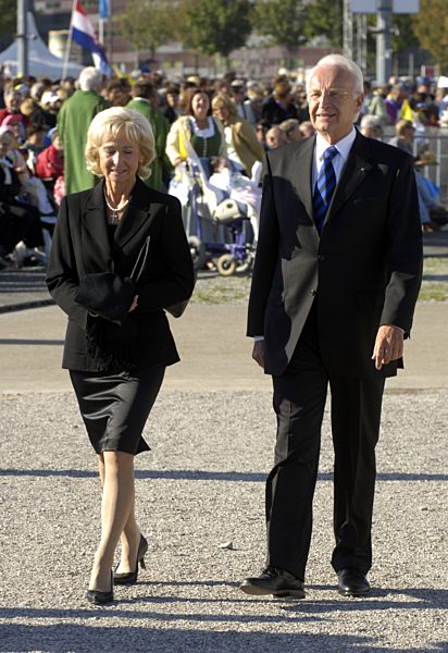 Edmund und Karin Stoiber bei der Papstmesse in Riem, 2006