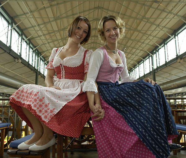 Wiesn-Stammgäste Daniela und Natalie Wolf, 2007 | Regular guests at the Oktoberfest, 2007