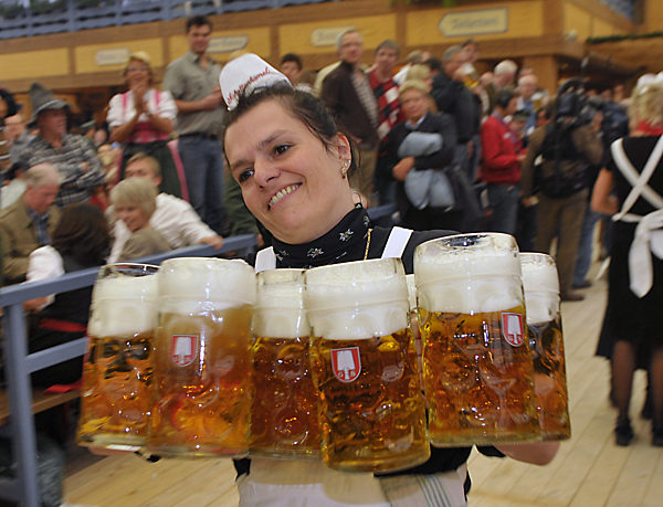 Bedienung auf dem Oktoberfest, 2008 | Waitress at the Oktoberfest, 2008