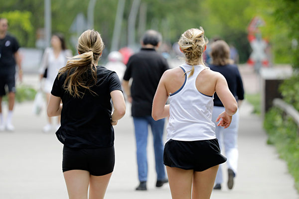 Gut gefüllter Park am Gleisdreieck in Berlin nach Lockerungen in der Corona-Krise, 2020