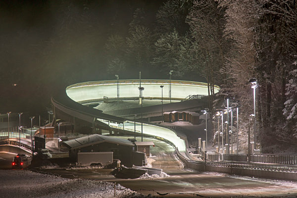 die  Kunsteisbahn am Königsee bei Nacht in Flutlicht - Gmd...