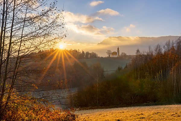 Sonnenaufgang von der Neubichler Alm  aus hinüber zu Johannishögl mit links Salzburg und im Hintergrund der mächtige Untersberg