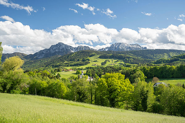 das ehem. Augustinerchorherrnstift Höglwörth im Rupertiwinkel mit Hochstaufen und Zwiesel im Hintergrund