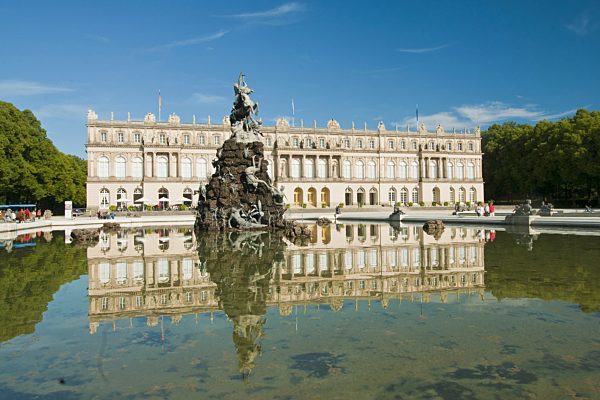 Der Brunnen vor dem Schloss Herrenchiemsee auf der Insel Herrenwörth im Chiemsee, Chiemgau