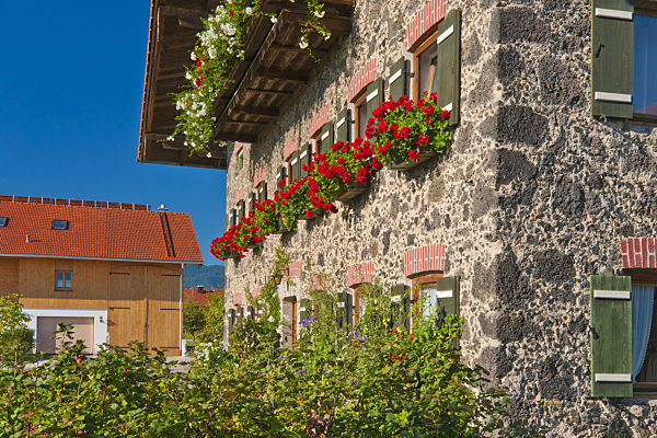wunderschönes Bauernhaus im herrlichen Blumenschmuck