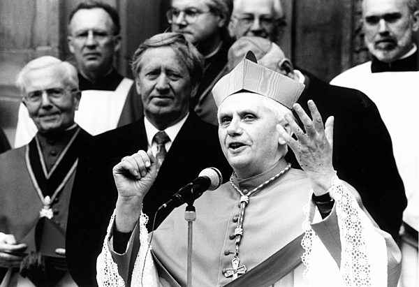 Benedikt XVI. bei einer Rede | Benedict XVI druing a speech
