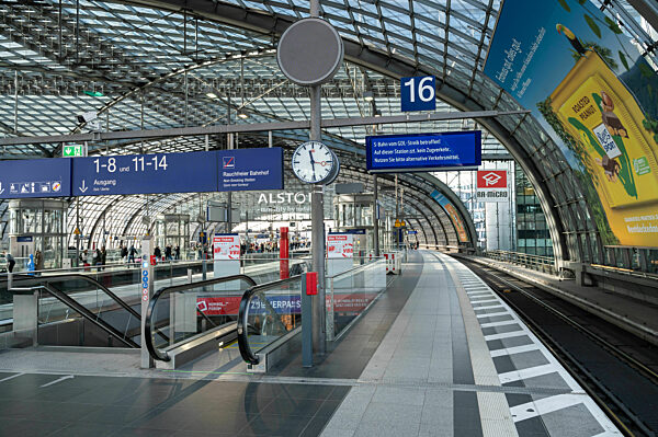 Berlin, Deutschland, Leere Bahnsteige auf dem Berliner Hauptbahnhof waehrend Warnstreik der GDL