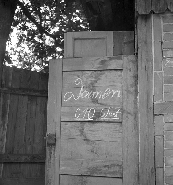 Toilettentür in einem Gasthaus auf der Zonengrenze, Berlin, 1950