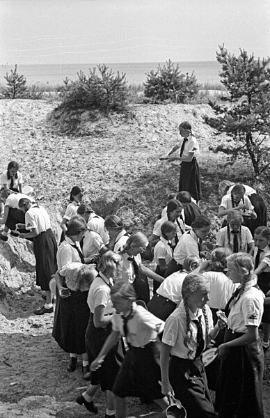 Frühstück bei einem Ferienlager des BDM, ca. 1936