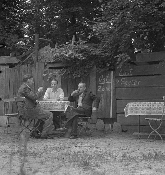 Ausflügler in einem Gasthaus auf der Zonengrenze, Berlin, 1950