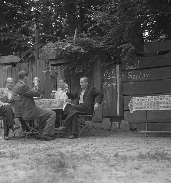 Ausflügler in einem Gasthaus auf der Zonengrenze, Berlin, 1950