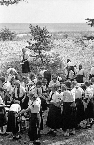 Mädchen beim Ferienlager des BMD, ca. 1937