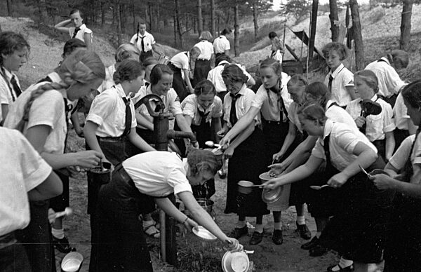 Mädchen beim Spülen im Ferienlager des BMD, ca. 1937
