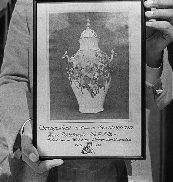 Bild einer Porzellan Amphore, ca. 1935