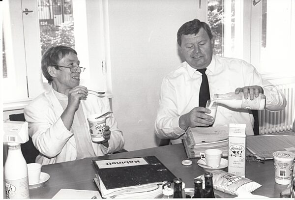 Hildebrandt und Zimmermann verkosten Milchprodukte