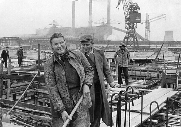 Arbeiterin auf der Baustelle des Kombinats 'Schwarze Pumpe' bei Cottbus, 1959