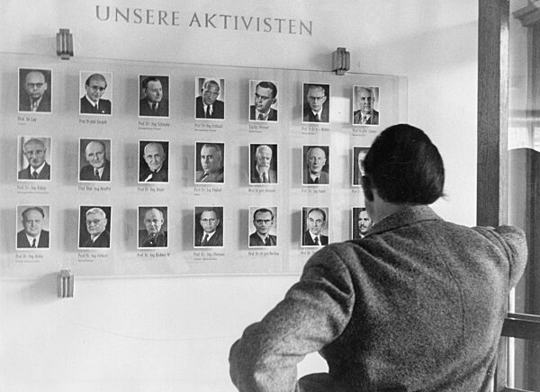 Aktivisten in einem DDR-Wirtschaftsbetrieb, um 1955