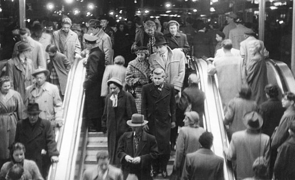 Großstadtmenschen auf Rolltreppen, um 1950