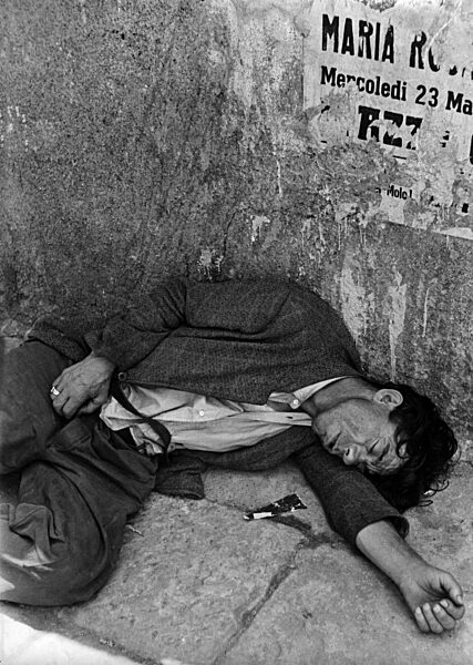 Mann schläft auf einer Straße in Rom