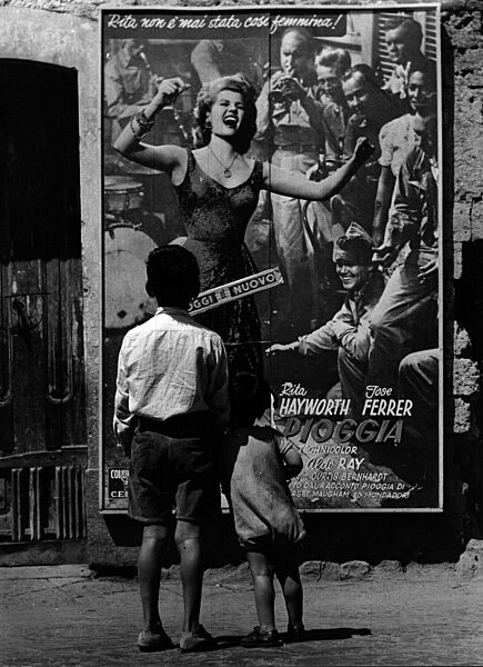 Kinder vor einem Filmplakat in Rom