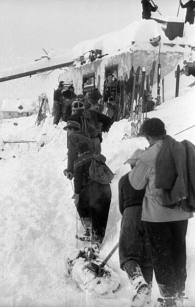 Bergungstrupp in Blons nach der Lawinenkatastrophe, 1954