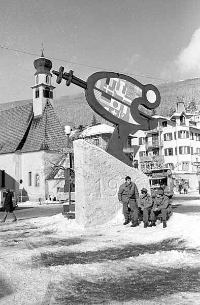 Logo der Alpinen Skiweltmeisterschaft in Gröden als Skulptur, 1970