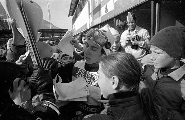 Skisportler gibt Autogramme, 1970