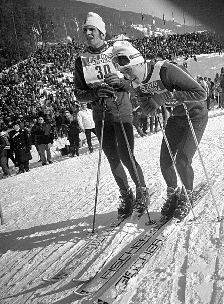 Erschöpfte Teilnehmer im Zielbereich einer Piste, 1970