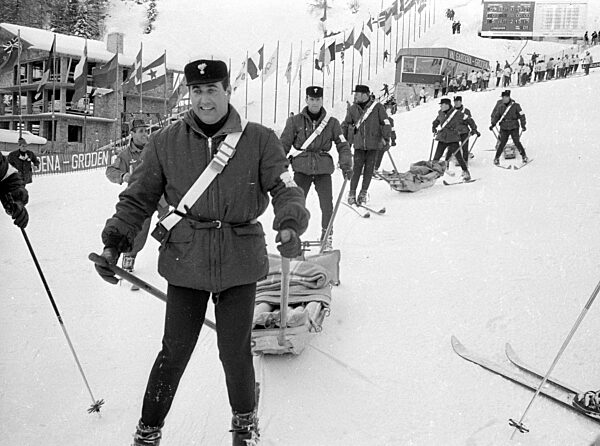 Retter des Roten Kreuzes während einer Übung auf einer Piste, 1970