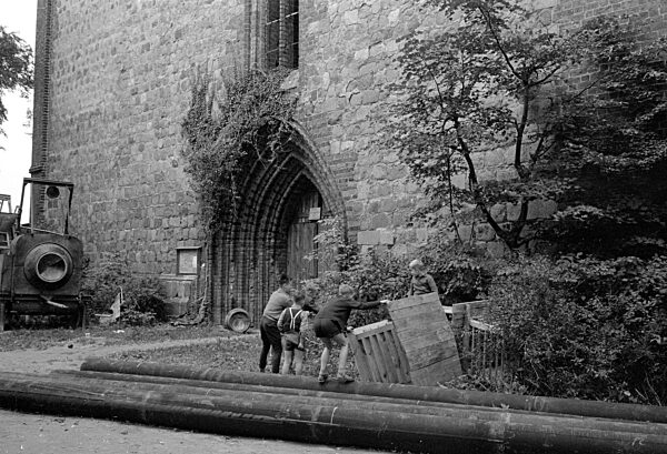 Spielende Kinder an der St.-Peter-Kirche in Altentreptow, 1963