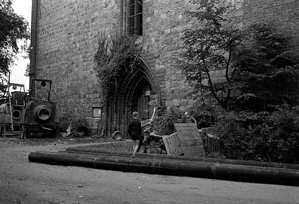 Spielende Kinder an der St.-Peter-Kirche in Altentreptow, 1963