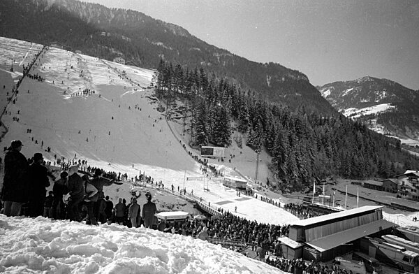 Blick auf eine der Pisten der Alpinen Skiweltmeisterschaft in Gröden, 1970